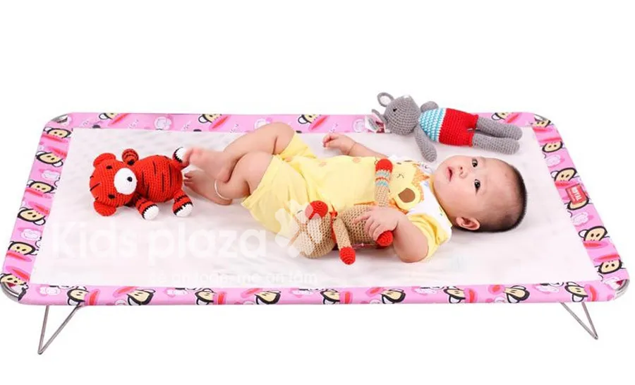 Bé nằm sấp trên giường lưới