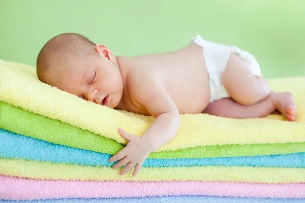Bé ngủ với tư thế đầu cao
