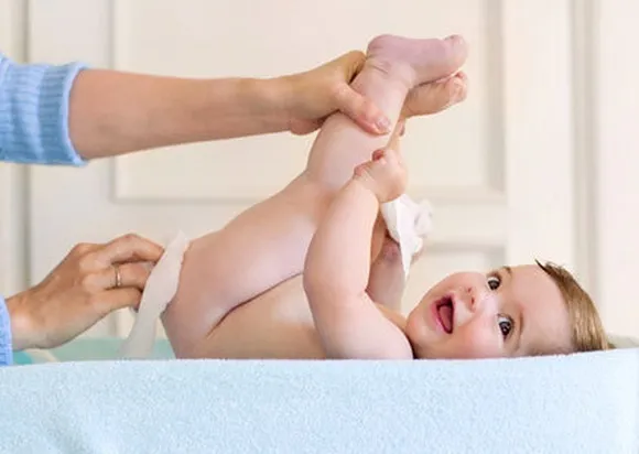 Bé sơ sinh đang được thay bỉm