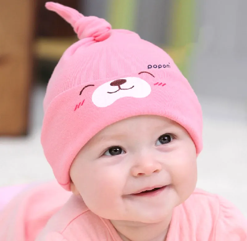 Bé sơ sinh đội mũ