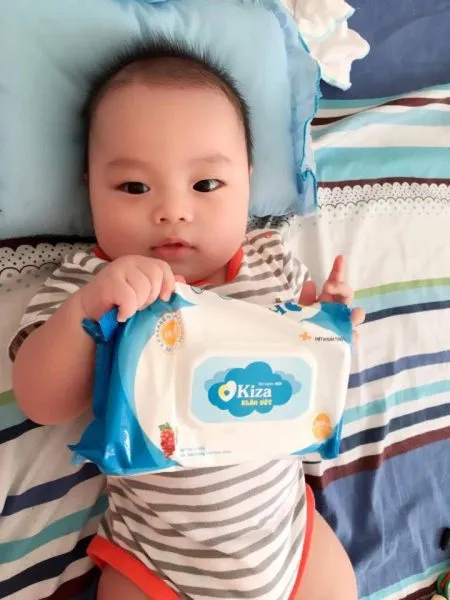Bé sử dụng khăn ướt Kiza