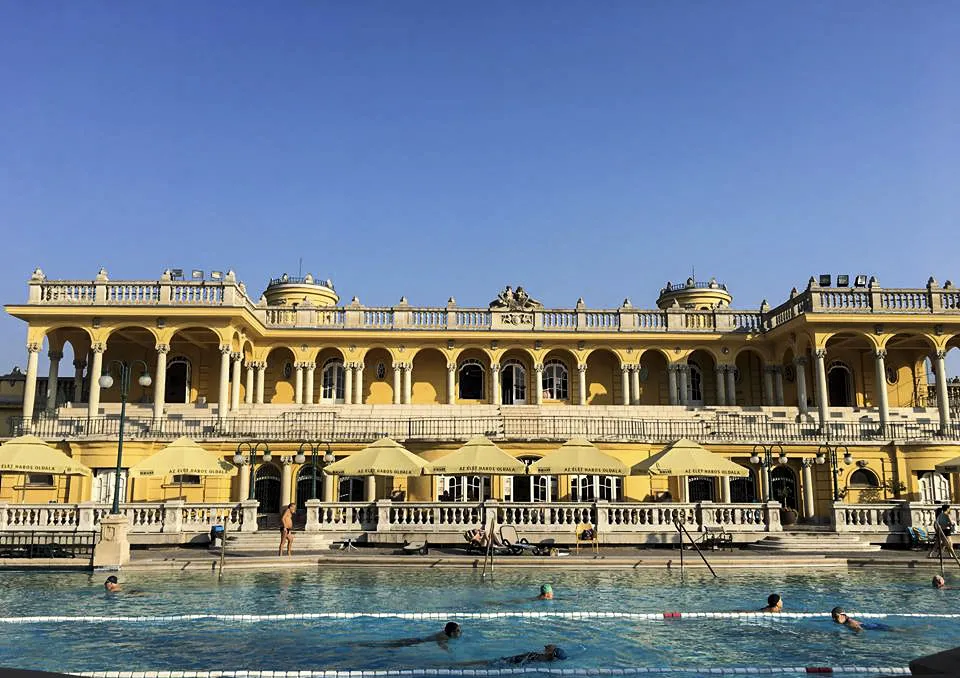 Bể tắm nước nóng ngoài trời tại suối nước nóng Szechenyi ở Budapest