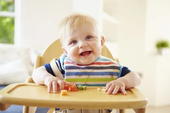 Bé tỏ ra thích thú với thức ăn