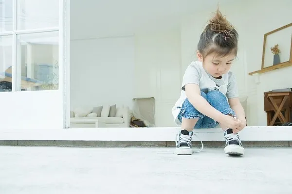 Bé tự đi giày