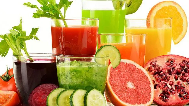 Bé uống nước ép trái cây