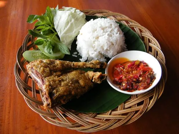 Bebek Goreng: Món vịt chiên giòn nổi tiếng