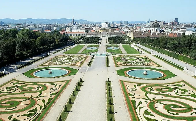 Bên cạnh đó, khu vườn xây đối xứng theo kiến trúc Baroque, nối Upper và Lower Belvedere được cắt tỉa, chăm chút kỹ lưỡng. Để đi bộ từ nơi này sang nơi kia, bạn phải mất hàng chục phút vì nó khá rộng. Chỉ nơi này là miễn phí tham quan cho khách du lịch, các điểm còn lại trong khuôn viên điều phải mua vé, thấp nhất là 15 USD (khoảng 345.000 đồng/người).