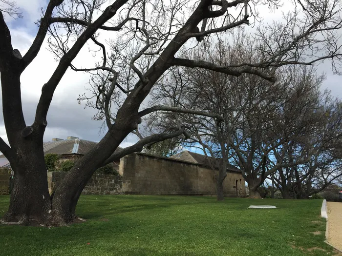Bên ngoài khuôn viên nhà tù Richmond