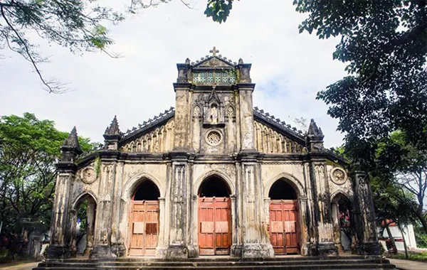 Bên ngoài nhà nguyện giáo họ Tùng Sơn. Ảnh: nhathoconggiaovietnam.com