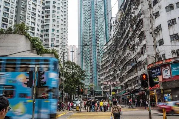 Bến phà Star Ferry với khung cảnh nhộn nhịp, tàu thuyền qua lại. Alt: Bến phà Star Ferry