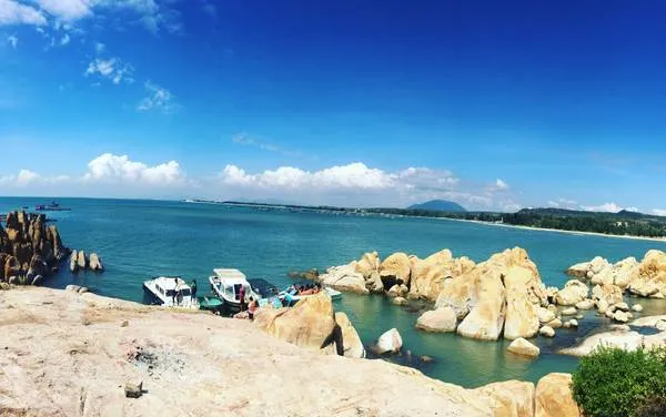 Bến tàu ra hải đăng Kê Gà. Giá vé khoảng 40.000 đồng/người cả đi và về.