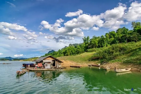 Bến thuyền Thung Nai, Hòa Bình với khung cảnh núi non hùng vĩ
