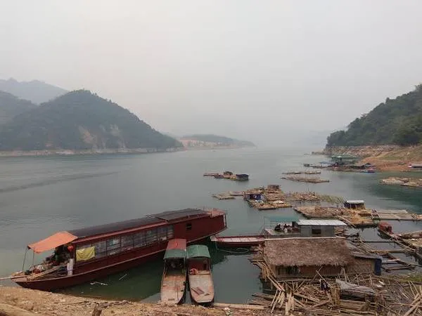 Bến thuyền trên sông Đà - điểm khởi đầu cho hành trình khám phá