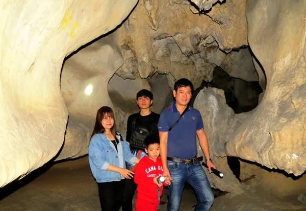 Bên trong hang Dê là một tác phẩm nghệ thuật với nhiều màu sắc, hình thù kỳ quái.