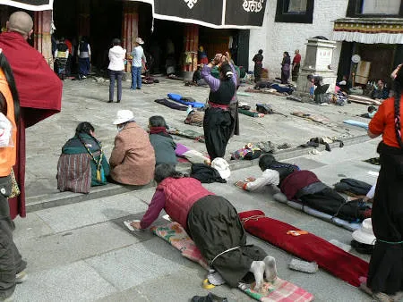 Bên trong một tu viện