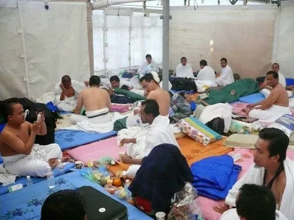Bên trong một túp lều tại Mina - Alt: Bên trong túp lều với đầy đủ tiện nghi phục vụ người hành hương