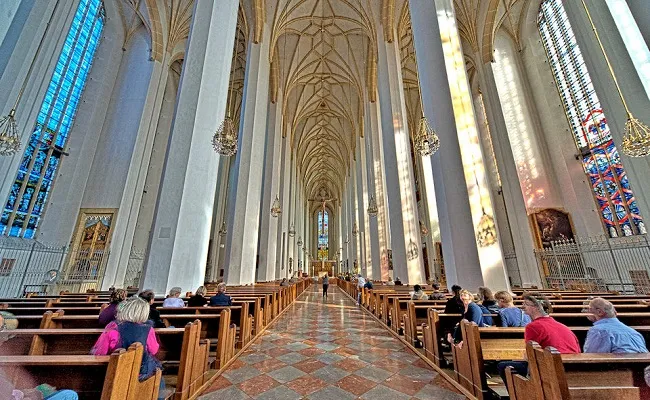 Bên trong Nhà thờ Frauenkirche