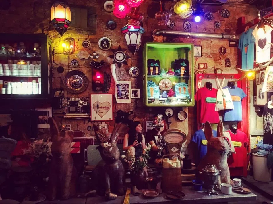 Bên trong quán bar Szimpla Kert nổi tiếng ở Budapest với phong cách trang trí độc đáo