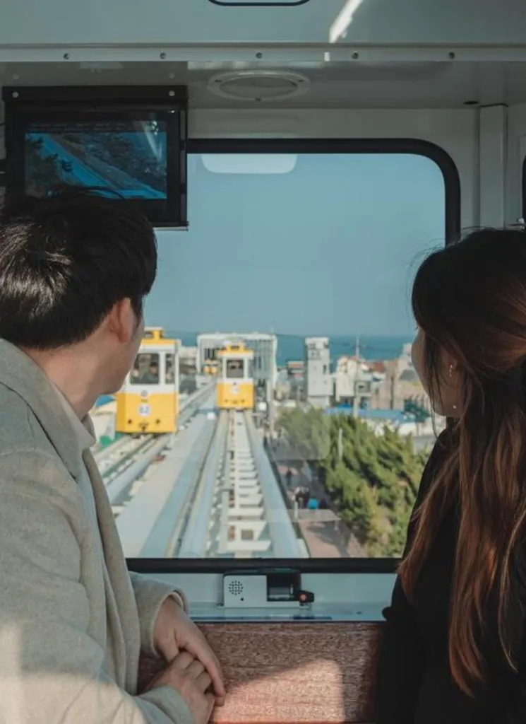 Bên trong tàu điện Haeundae