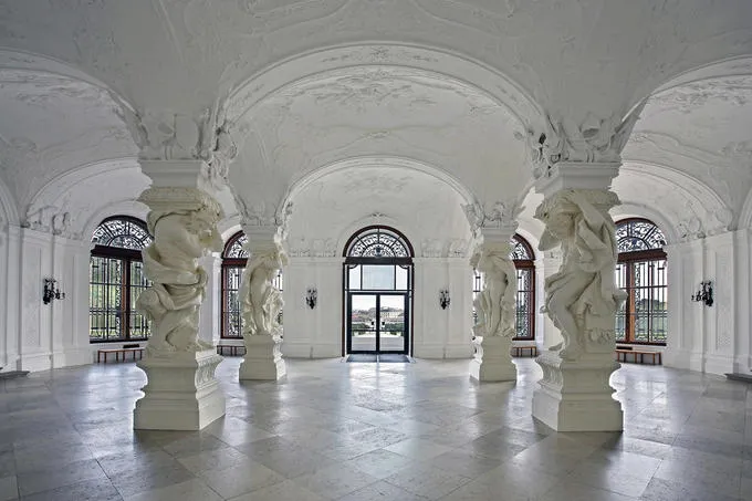 Bên trong Upper Belvedere được trang trí bởi các bức điêu khắc tinh xảo, là nơi thường tổ chức sự kiện xa hoa trong các đại sảnh đường. Nó đồng thời là một bảo tàng nghệ thuật quan trọng bậc nhất nước Áo, trưng bày các tác phẩm của nghệ sĩ nổi tiếng như Monet, Renoir, Van Gogh hay các tác phẩm nghệ thuật từ thời Trung cổ.