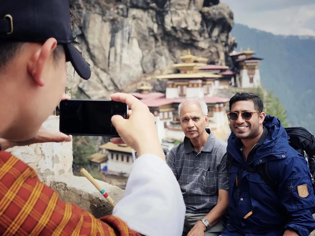 Bhutan có nhiều điểm tham quan hấp dẫn như pháo đài Trongsa, tu viện Taktsan và tượng Phật Dordenma.