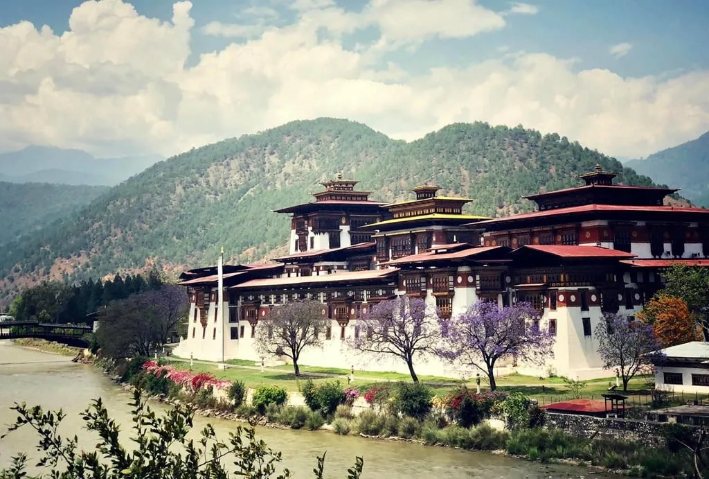 Bhutan nằm giữa Trung Quốc và Ấn Độ, nổi tiếng với cảnh quan thiên nhiên hùng vĩ của dãy Himalaya.