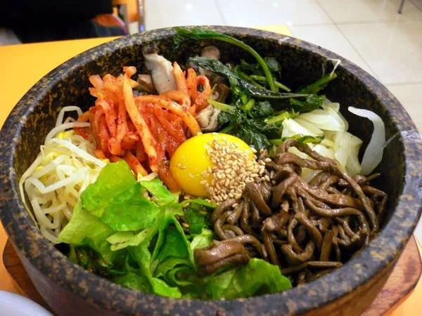 Bibimbap - món cơm trộn đầy màu sắc và hương vị