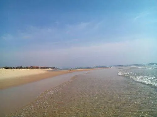 Biển Bảo Ninh với bãi cát dài, biển êm thích hợp cho tắm biển, cắm trại. Ảnh: Châu Tuấn Vũ