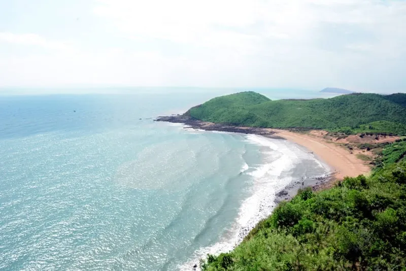 Biển quanh khu vực hải đăng. Ảnh: Lã Nghĩa Hiếu