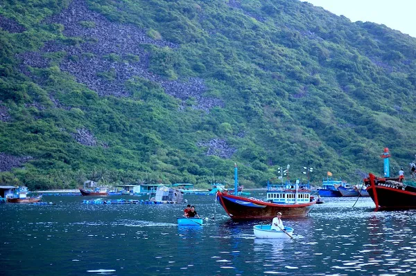 Biển và cuộc đời người dân Bích Đầm - Ảnh: Bông Mai