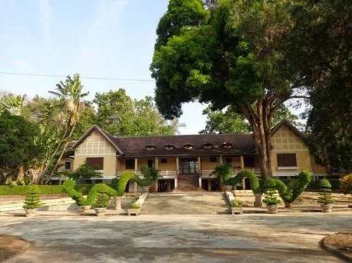 Biệt điện Bảo Đại - Buôn Ma Thuột, Đắk Lắk: Biệt điện mang kiến trúc nhà dài truyền thống của người Ê Đê, nằm trong khuôn viên Bảo tàng Đắk Lắk. Ảnh: BaotangDakLak.