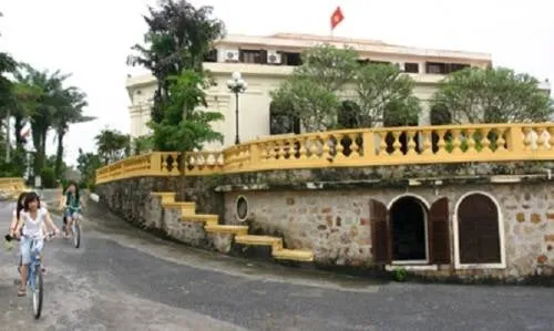 Biệt thự Bảo Đại - Đồ Sơn, Hải Phòng: Biệt thự có kiến trúc Pháp hình bát giác, tọa lạc trên đỉnh đồi Vung. Từ đây, du khách có thể chiêm ngưỡng toàn cảnh Đồ Sơn. Ảnh: Báo Hải Phòng.