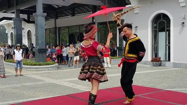 Biểu diễn văn nghệ truyền thống tại Fansipan Legend.