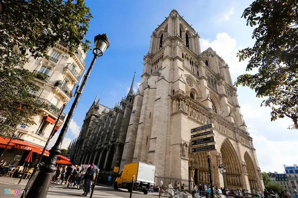 Biểu tượng Kilomètre Zéro trước nhà thờ Đức Bà Paris