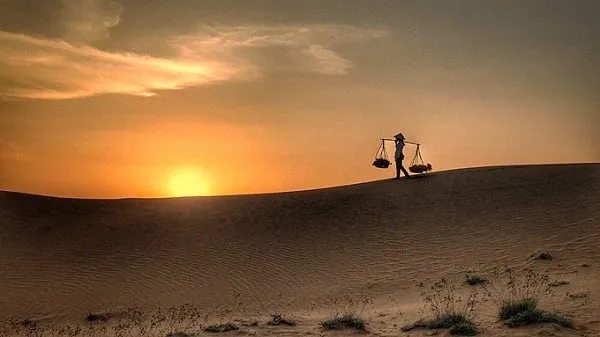 Bình minh trên biển Phan Thiết với ánh mặt trời đỏ rực trên mặt biển yên bình.