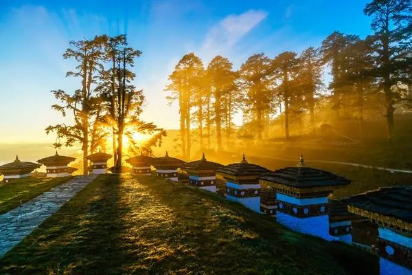 Bình minh trên đèo Dochula với dãy Himalaya hùng vĩ. Ảnh: Nguyễn Thanh Tùng
