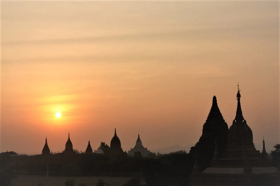 Bình minh trên khinh khí cầu ở Bagan