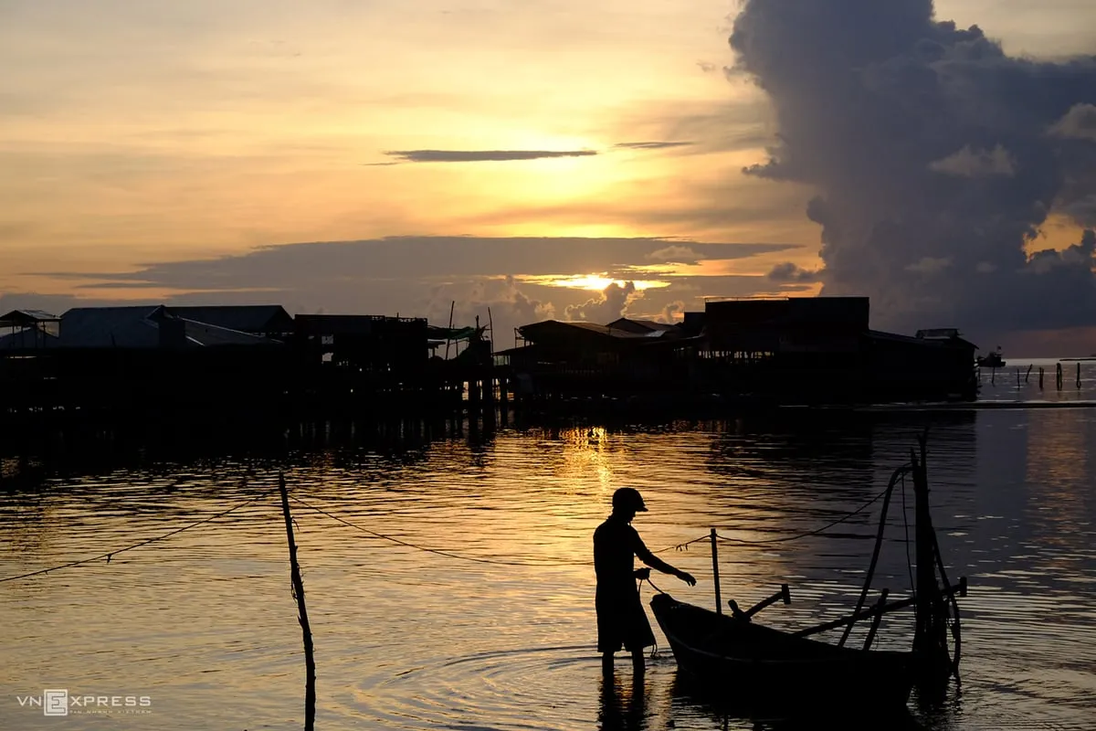 Bình minh trên làng chài Hàm Ninh, Phú Quốc