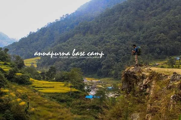 Blogger du lịch Phạm Quang Tuân trên đường chinh phục Annapurna Base Camp tại Nepal.