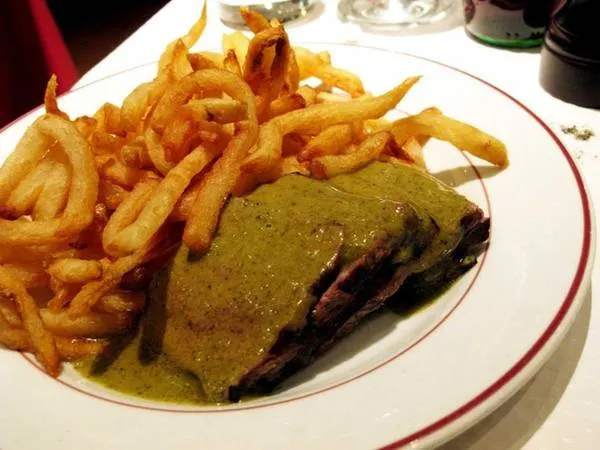 Bò bít tết và khoai tây chiên tại nhà hàng Le Relais de l’Entrecote