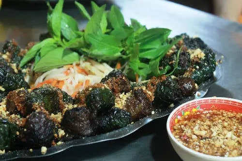 Bò lá lốt hấp dẫn cuốn bánh tráng và rau chấm với mắm. Ảnh: Minh Thùy