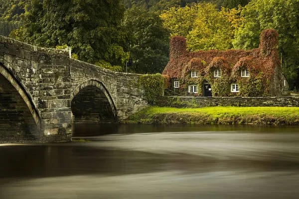 Bờ sông Conwy thơ mộng trong sắc thu vàng, phía Bắc xứ Wales. Ảnh: Christopher Furlong/Getty