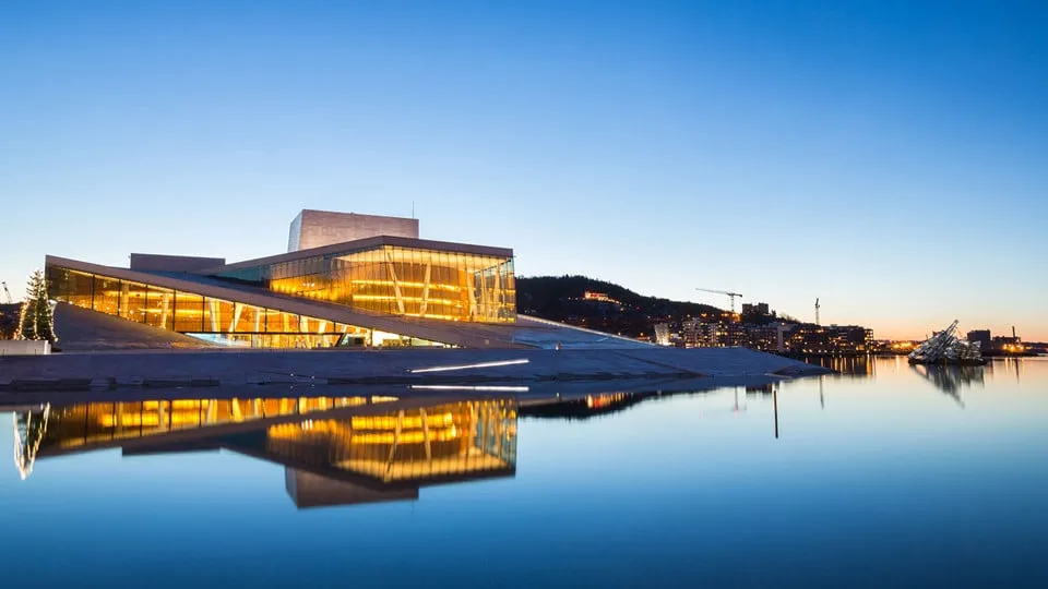 Bờ sông Oslo với kiến trúc hiện đại.