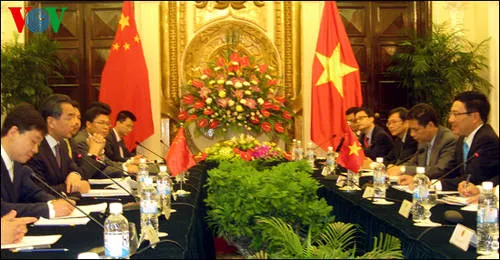 Bộ trưởng Ngoại giao Phạm Bình Minh hội đàm với người đồng cấp Trung Quốc Vương Nghị. Alt: Hội đàm về hợp tác du lịch Thác Bản Giốc