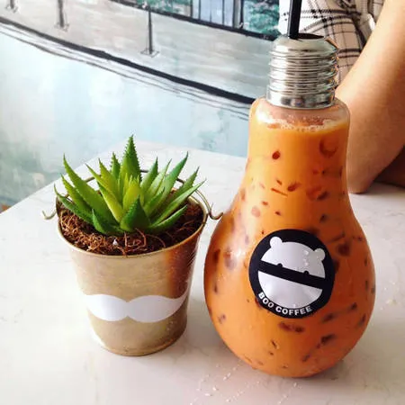 Boo Coffee, một trong những quán cà phê đầu tiên phục vụ trà sữa bóng đèn tại Sài Gòn, thu hút đông đảo giới trẻ.