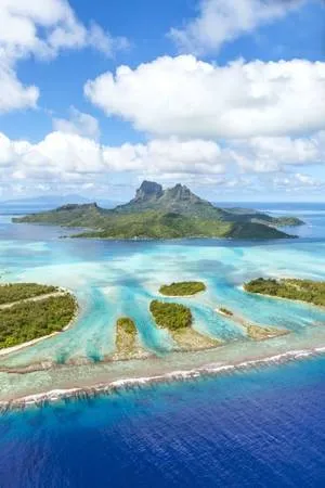 Bora Bora, French Polynesia: Bora Bora, French Polynesia, một hòn đảo nhiệt đới xinh đẹp với làn nước trong türong và những bungalow trên mặt nước.