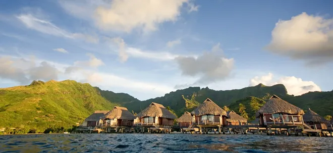 Bora Bora với những căn lều trên mặt nước và hoàng hôn tuyệt đẹp