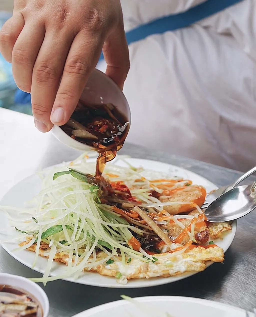 Bột lọc chiên trứng giòn rụm, nhân tôm thơm ngon, ăn kèm đồ chua và nước chấm.