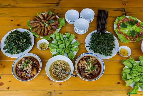 Bữa cơm trưa dân dã tại nhà người dân địa phương gần Hồ Trị An. Du khách có thể thưởng thức những món ăn ngon miệng và trải nghiệm cuộc sống bình dị của người dân địa phương.