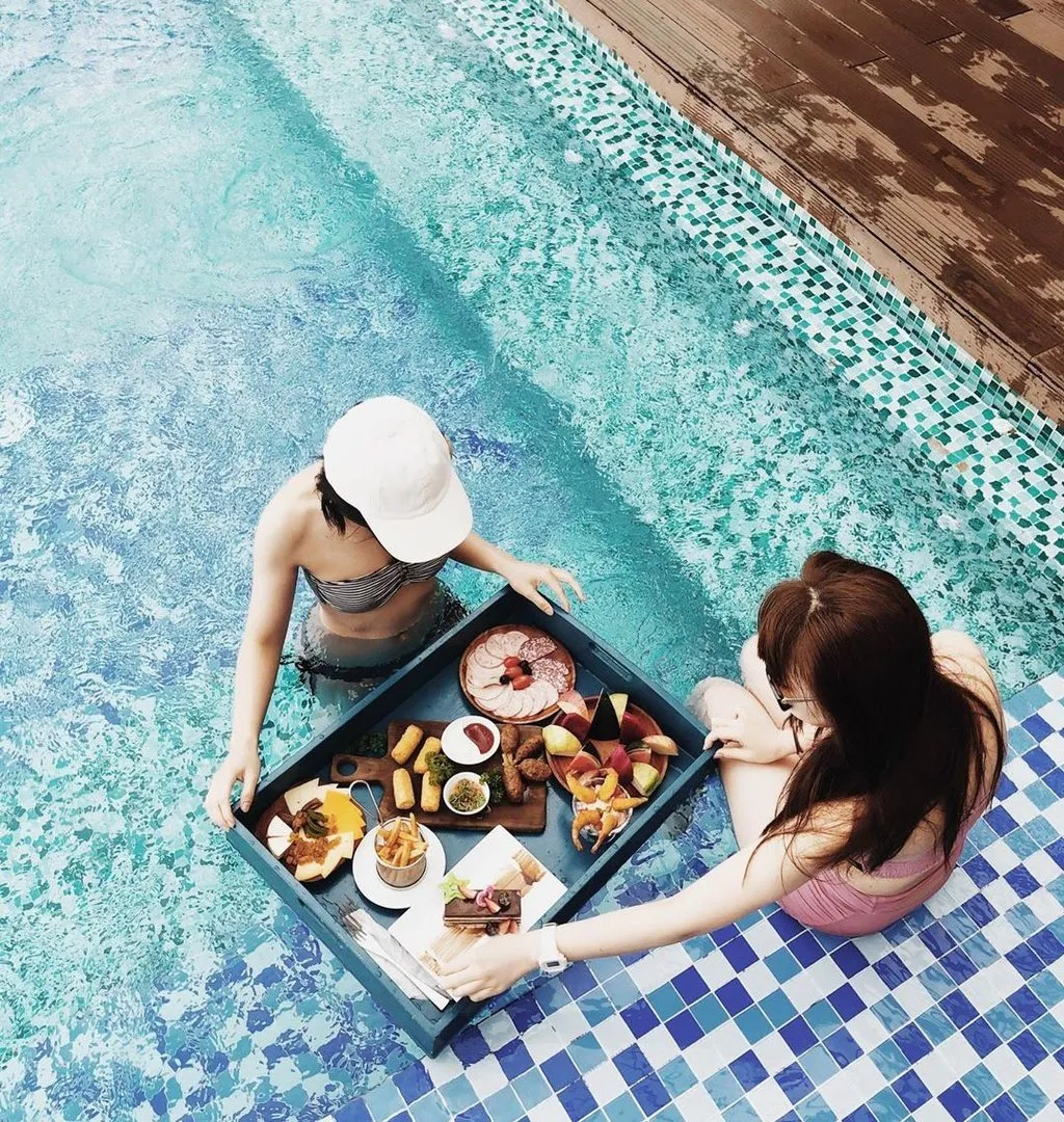 Bữa sáng tại hồ bơi của HAIAN Beach Hotel Spa. Ảnh: ygygaiai.
